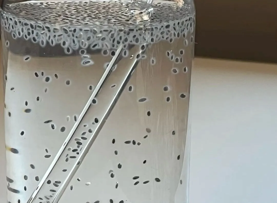 Semillas de chía hidratadas en vaso de agua, superalimento